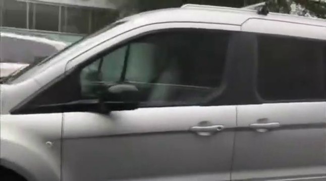 Déguisé en fauteuil de voiture il piège les autres conducteurs ! Voiture sans pilote