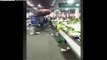 Un chariot hors de contrôle détruit tout dans un supermarché en Chine !