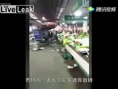 Un chariot hors de contrôle détruit tout dans un supermarché en Chine !