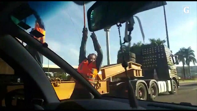 Carretas com grandes cargas provocam trânsito no acesso à Segunda Ponte