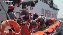 شاهد: سفينة إنقاذ تبحث عن ميناء لإنزال 124 مهاجرا بعد انتشالهم من البحر المتوسط