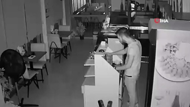 Pişkin hırsız soyduğu iş yerinde çiğ köfte yedi...Hırsız kamerada