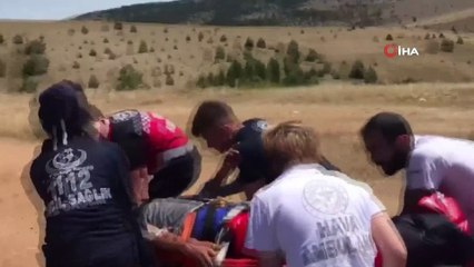 Hareket halindeki traktöre binmek isterken altında kaldı