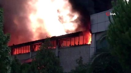 Manisa'da yapışkan bant fabrikası alev alev böyle yandı