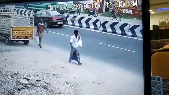 சாலை விபத்து.. பஸ் சக்கரம் தலையில் ஏறி இளைஞர் பலி-வீடியோ