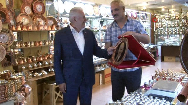 Çatık kaşlı portresini gören Binali Yıldırım: “Ya ben böyle çatık kaşlı mıyım? Bu herhalde seçim sonucu açıklanırken yapılmış”