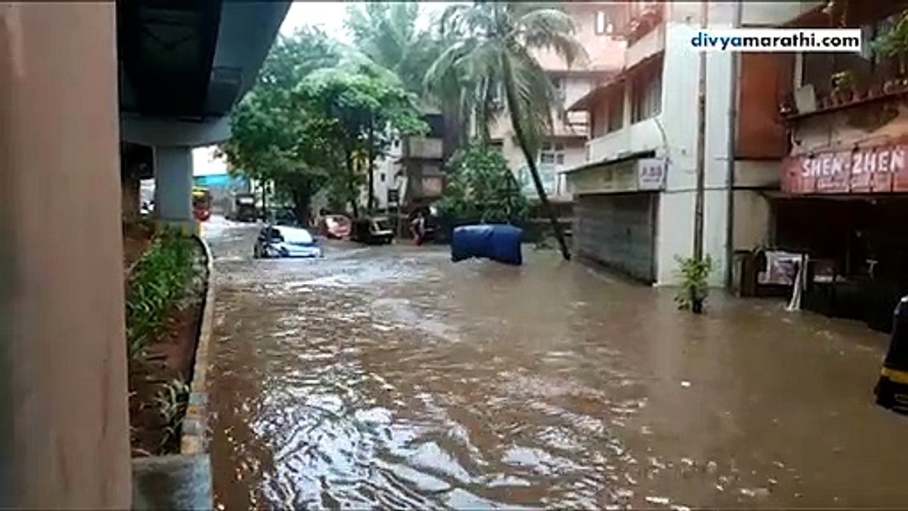 मुंबईत मुसळधार पाऊस, दोन तासात १०० मिमी पावसाची नोंद; महापालिका क्षेत्रातील शाळांना सुट्टी