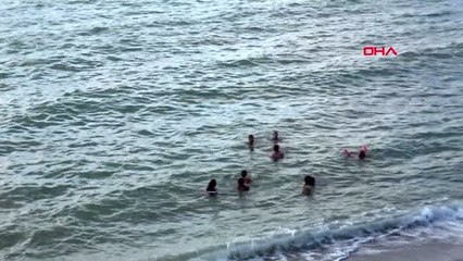 DÜZCE DENİZİN TEMİZ OLDUĞUNU GÖSTERMEK İÇİN DENİZE GİRDİ