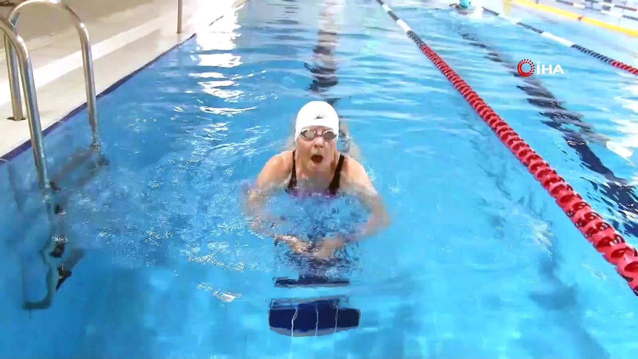 Oğlunu havuzda kaybetti, 74 yaşında yüzmeye başladı