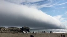 Impressionnant : un énorme nuage passe au dessus de cette plage