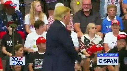 Download Video: En plein discours dans l’Ohio, le Président américain Donald Trump fait un geste vers des manifestants qui interpelle les réseaux sociaux - VIDEO