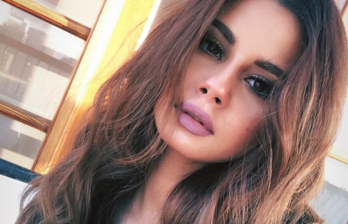 شاهدوا رد فعل منة عرفة بعد إحراجها بسؤال مفاجئ يخص ملابسها الجريئة