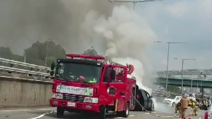 서울 강변북로 3중 추돌...승합차에서 불 / YTN