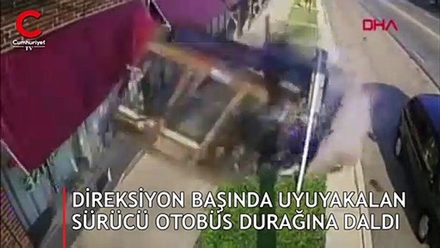 Direksiyon başında uyuyakaldı... Otobüs durağına böyle daldı