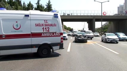 TEM Otoyolu'nda yolun karşısına geçmek isteyen şahsa araç çarptı: 1 ağır yaralı