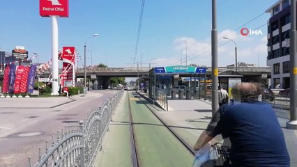 Tramvay yolunda hız yapan otomobil yolcu dolu durağa böyle saplandı