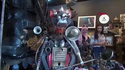 Satın aldığı hurdalarla süs eşyası ve heykel yapıyor