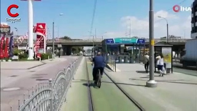 Tramvay yolunda kaza! Hız yapan otomobil yolcu dolu durağa saplandı