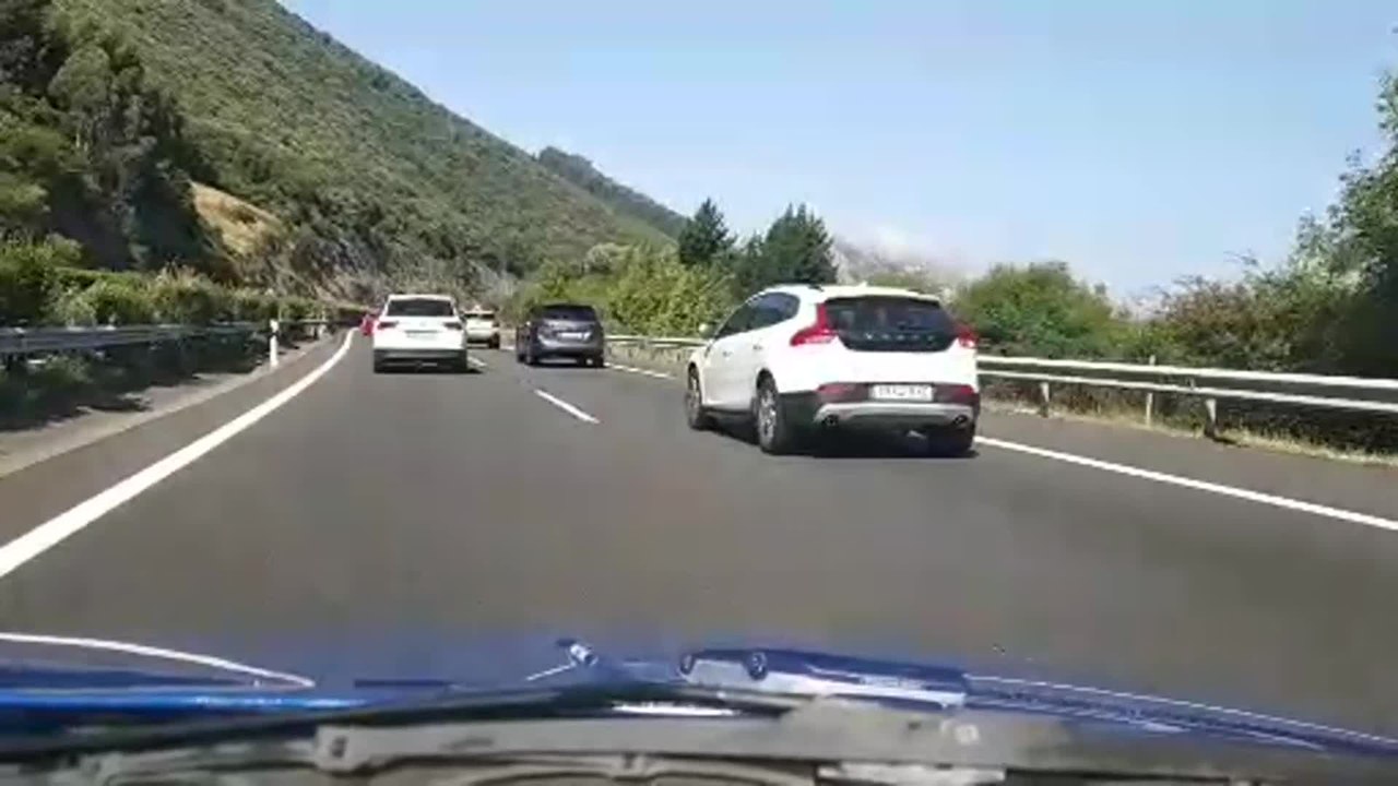Tráfico denso con parones intermitentes en la A-8 en Bizkaia sentido Cantabria