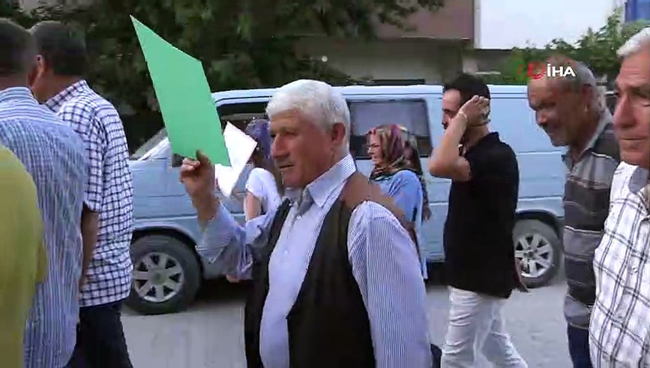 Canlarına tak etti, ellerine pankartları alıp sokağa çıktılar