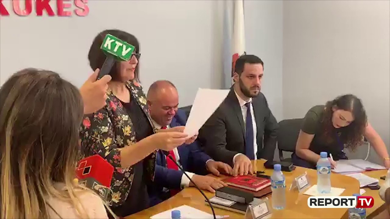 Kryetari i Bashkisë së Kukësit nuk dinte që betimi behej në këmbë dhe pyet pjesëmarrësit