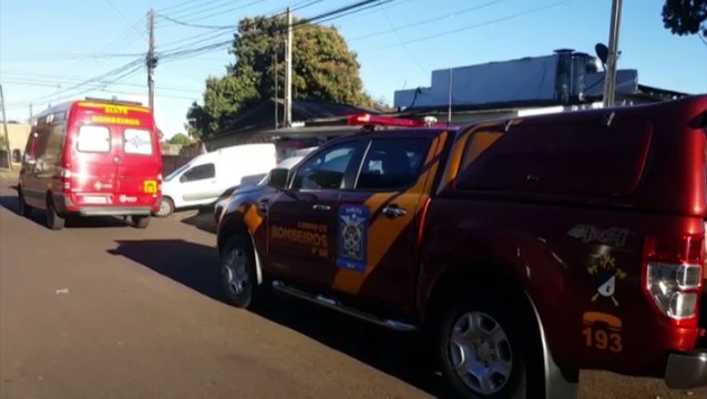 Mulher fratura três dedos ao prender a mão em cilindro