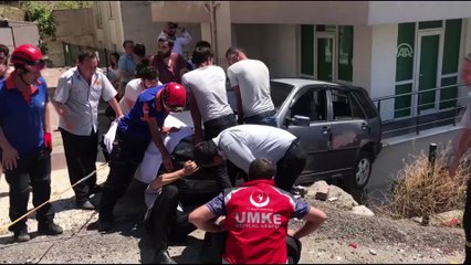 Freni boşalan otomobil apartman korkuluklarına takıldı - KARABÜK