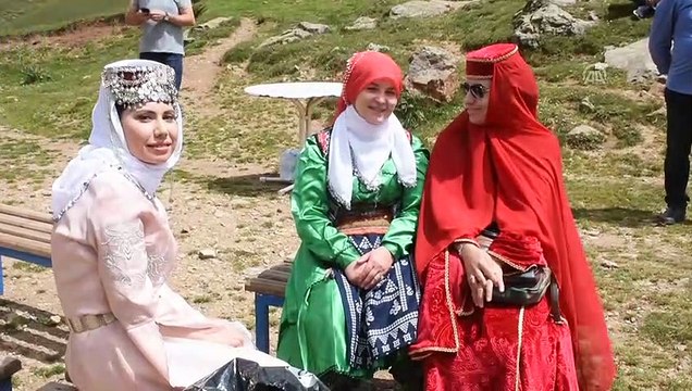 Yaylada yapılan defilede sarı yayla çiçeğinden gelinlik sergilendi - GÜMÜŞHANE