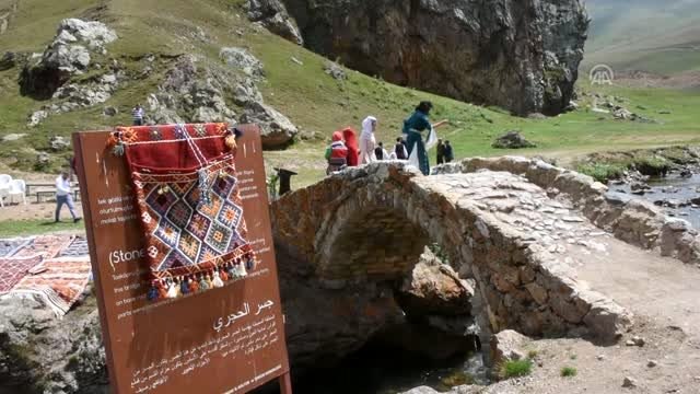 Yaylada yapılan defilede sarı yayla çiçeğinden gelinlik sergilendi