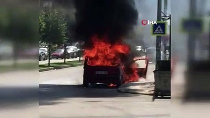 Seyir halindeki otomobil alev alev yandı