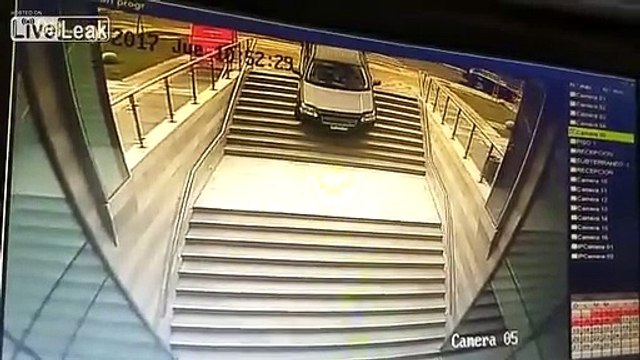 Ce conducteur confond les escaliers d'un immeuble avec l'entrée du parking