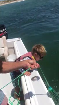 Ce gamin lance son filet et fait une pêche miraculeuse...