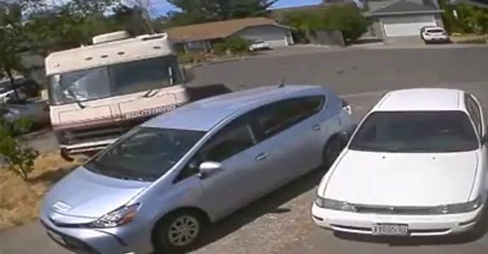 Un camping car défonce une voiture et prend la fuite l'air de rien...