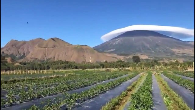 Les nuages au sommet de cette montagne sont juste magnifiques