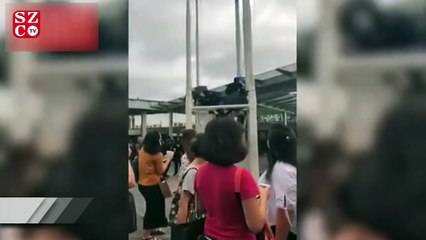 Protestocu direğe tırmanıp Çin bayrağını gönderden indirdi!