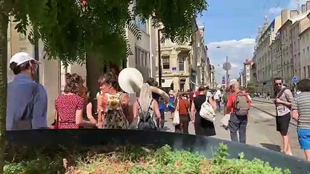 À Nancy, une performance à base de chants d'oiseaux intrigue les passants