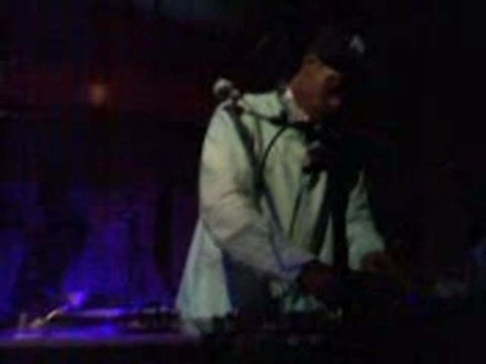 Pete Rock playing Common