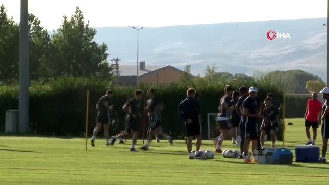 Hikmet Karaman: Lig başlamadan özellikle eksik bölgelerdeki oyuncuları tamamlayıp takımın...