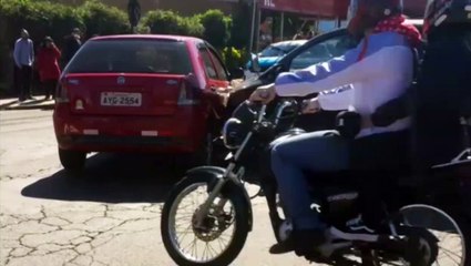 Palio e Fox batem na Rua JK, ao lado do antigo Terminal Oeste