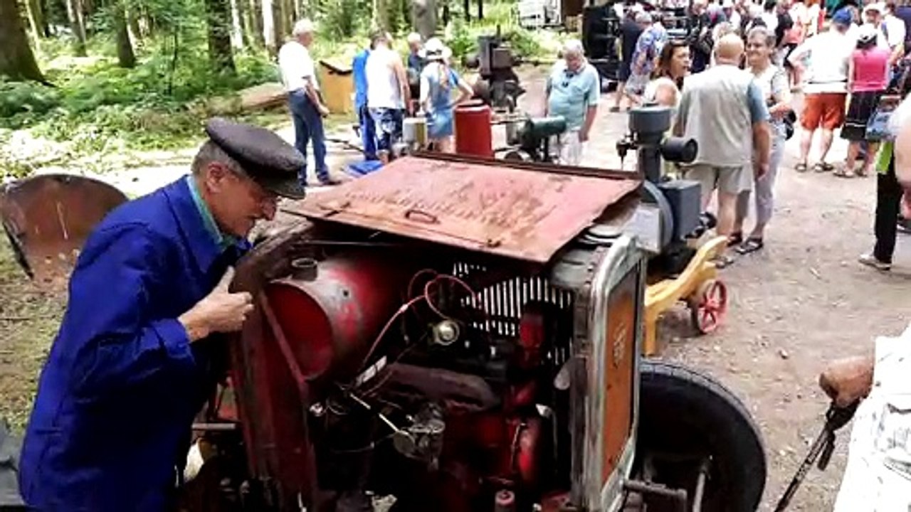 Vidéo. Le laborieux lancement d’un vieux tracteur lors de la concentration de poids lourds anciens du Val-d’Ajol
