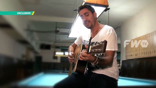 Ella Vive En Mí, Alex Ubago