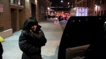 Rihanna y su guardaespaldas estaban saliendo de un edificio cuando una mujer se metió entre los dos dejando que la puerta se cerrara en la cara de Rihanna.