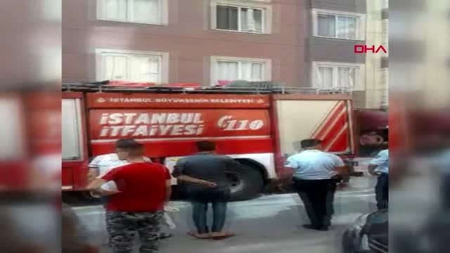 İSTANBUL-ESENYURT'TA YANGINDA MAHSUR KALANLARI İTFAİYE KURTARDI