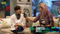 Natalia Lafourcade le cuenta a Dakyta los viajes que hizo mientras preparaba 