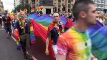 Belfast faz parada LGBT de olho na legalização
