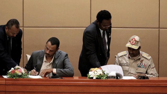 توقيع أولي للإعلان الدستوري.. هل حقق السودانيون ما يريدون؟