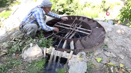 Harabe değirmende 40 yıldır tahıl öğüterek geçimini sağlıyor