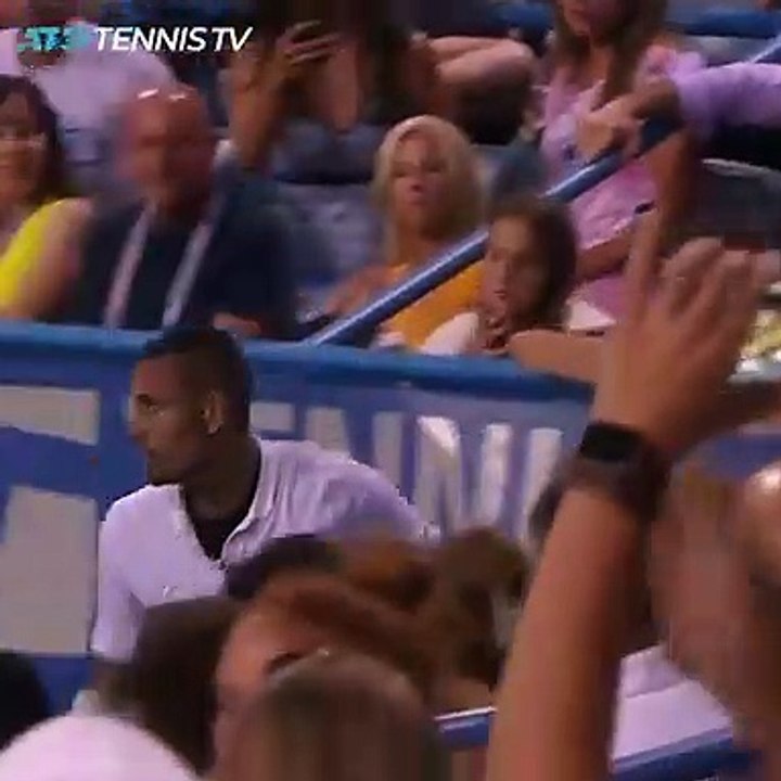 Quand Nick Kyrgios apporte ses chaussures à Stefanos Tsitsipas