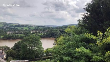 Chinook delivers sandbags to reinforce Whaley Bridge dam