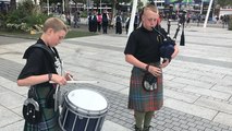 Festival Interceltique. Deux jeunes Nord-Irlandais jouent de la cornemuse pour un peu d’argent de poche